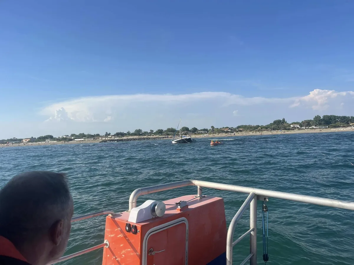 Cap d'Agde : un voilier s’échoue sur des rochers au large de Rochelongue