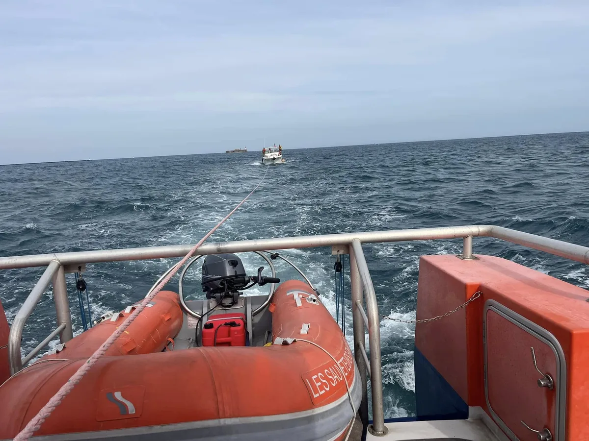 Grau d'Agde : trois personnes dont un enfant secourues en mer après une panne moteur de leur vedette