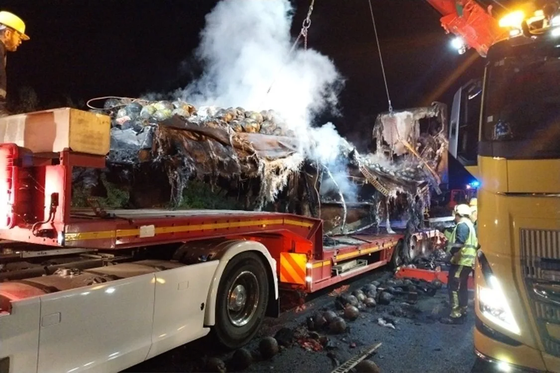 A9 près d’Agde : la difficile évacuation d'un camion de pastèques ravagé par les flammes en pleine nuit