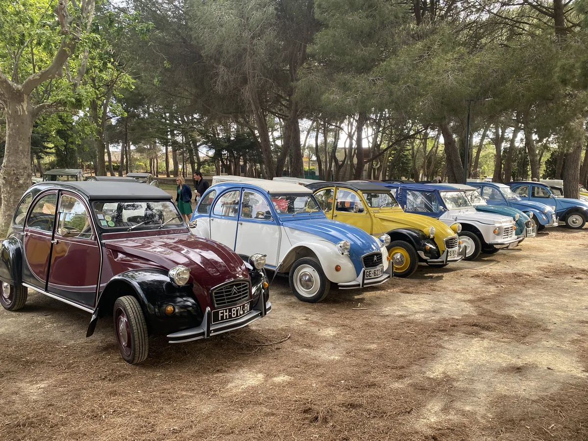 Cap d’Agde : les 2CV envahissent les routes pour un week-end rétro et décalé