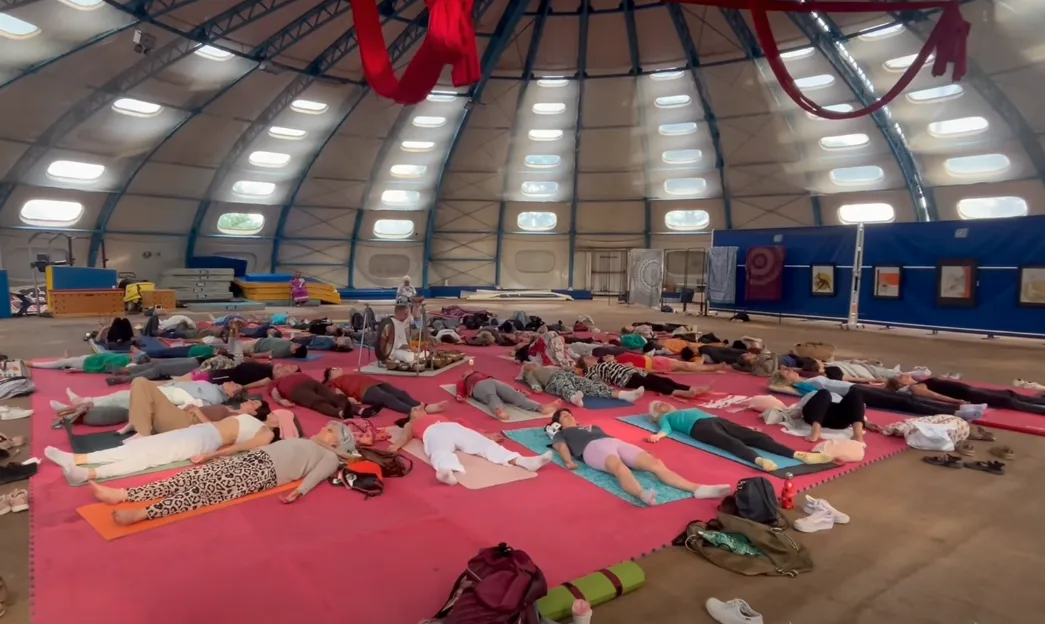 La fête du yoga d’Agde, un rendez-vous bien-être pour soutenir des enfants en Inde