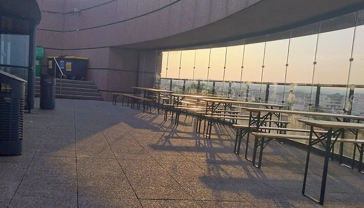 Photo de l'espace extérieur du "Belvédère" prise le 20 juin 2025 à 20 h 3O. © DR Photo de l'espace extérieur du "Belvédère" prise le 20 juin 2025 à 20 h 3O. © DR